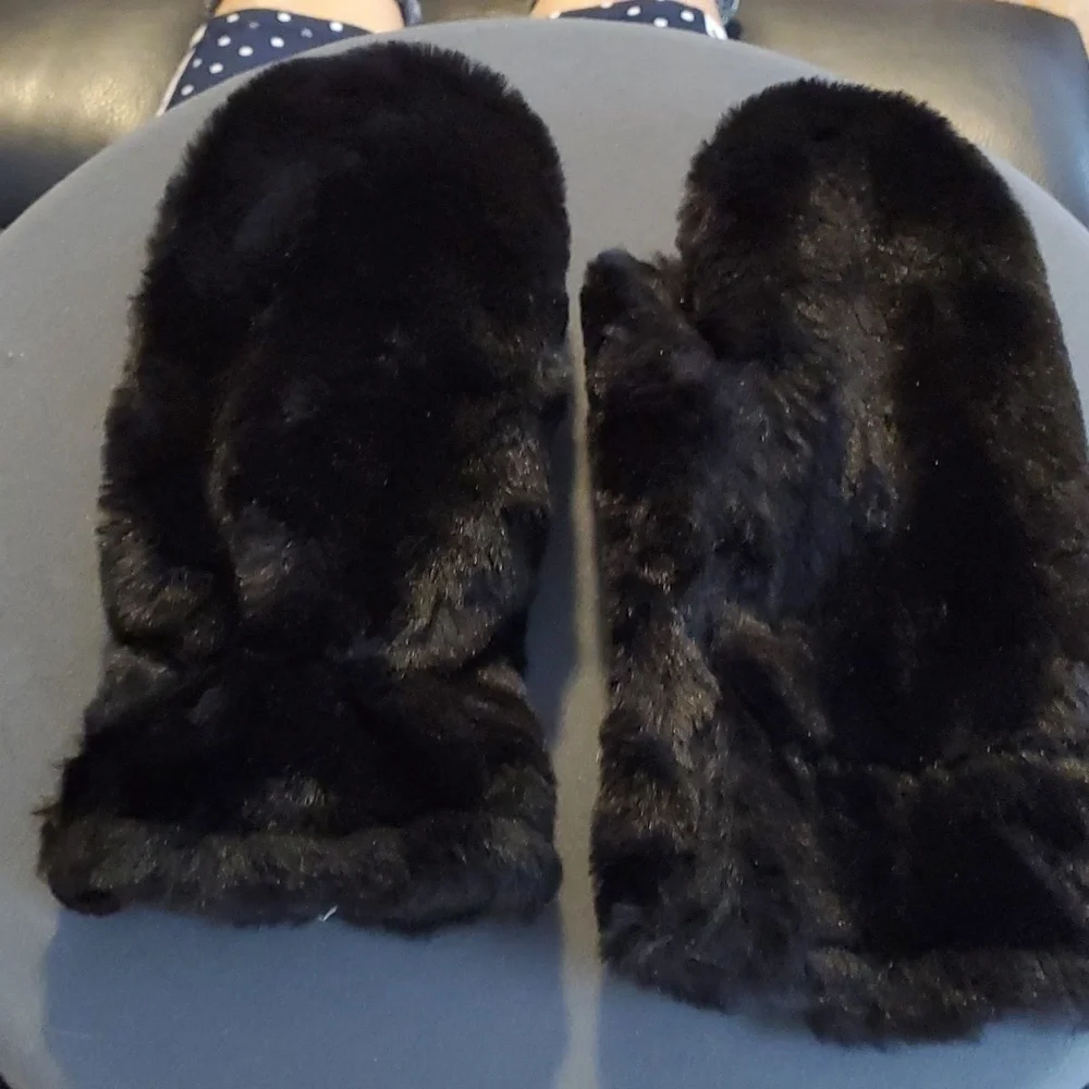 Faux fut mittens. Cozy and‎ soft. Completely lined. Very good used condition.